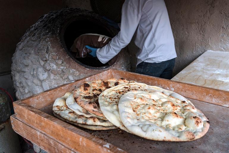 Traditioneel brood bakken op kolen in tandoor, Jordanië