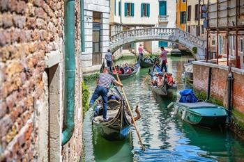 Traditionele gondelvaart door Venetië