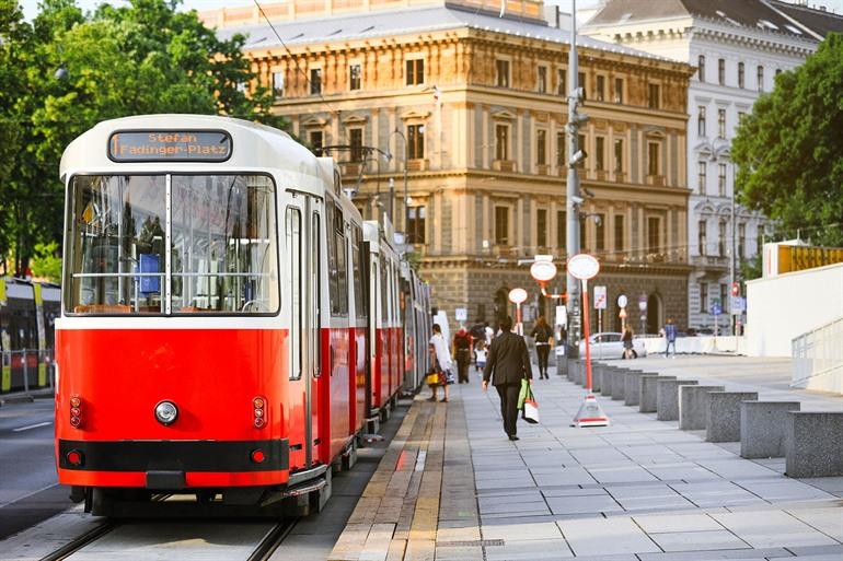 Traditionele rode tram in Wenen, Oostenrijk