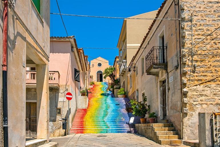Trap die naar de kerk van Saint Lucia leidt, Sardinië