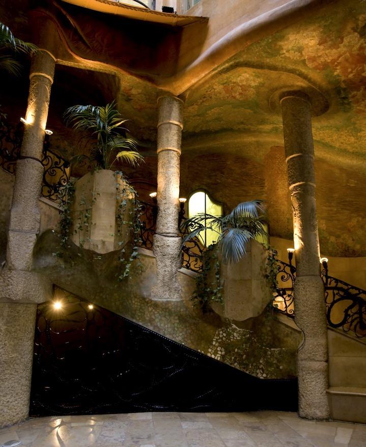 Trap met muurschilderingen en gietijzeren werken van Gaudí