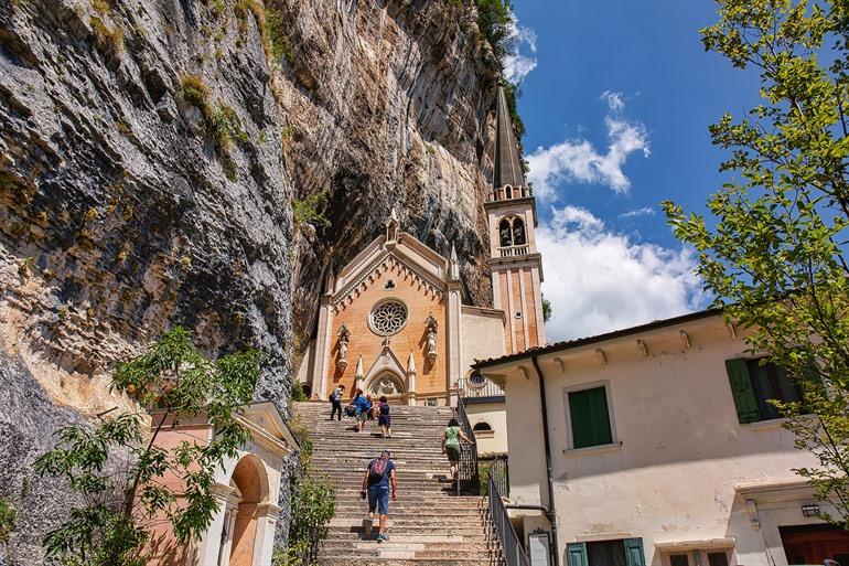 Trappen naar Santuario Madonna della Corona