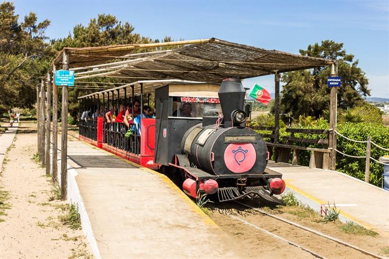 Treintje naar het eiland Ilha de Tavira