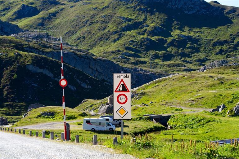 Tremola parking campers, Gotthardpas