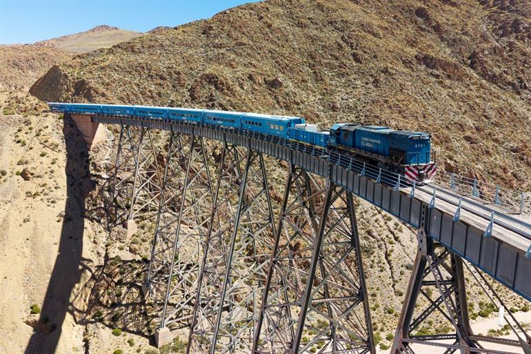 'Tren a las Nubes' over de brug
