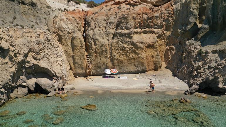 Tsigrado beach bezoeken op Milos