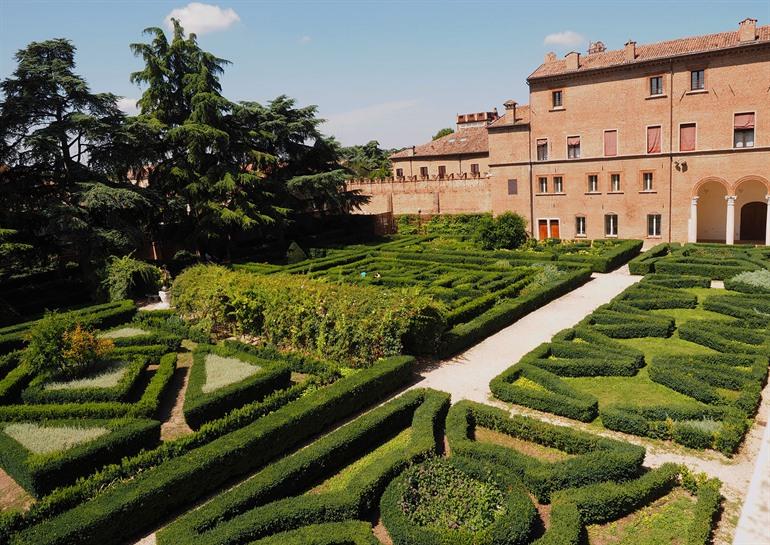 Tuinen van het Palazzo Costabili in Ferrara bezoeken, Emilia-Romagna