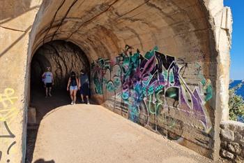 Tunnels op de wandeling naar Perazića Do beach