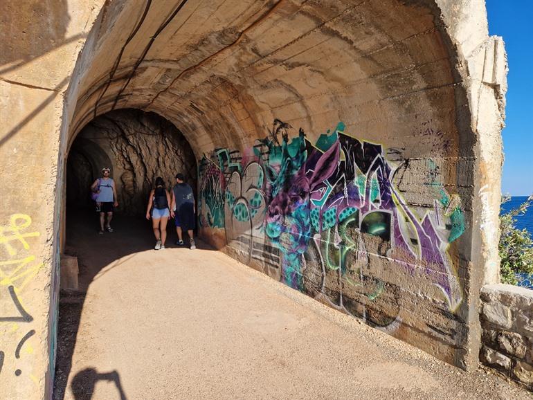 Tunnels op de wandeling naar Perazića Do beach