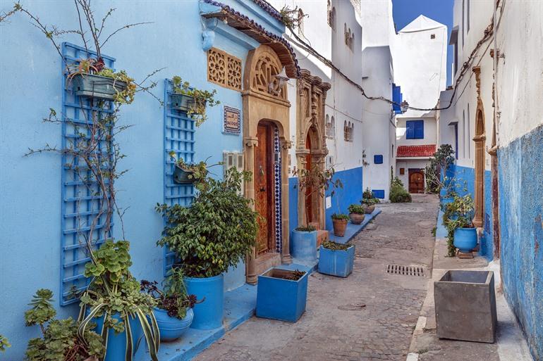 Typische blauw-witte huisjes binnen de Kasbah van Rabat
