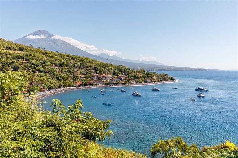 Uitzicht op Amed Beach met Mount Agung op de achtergrond