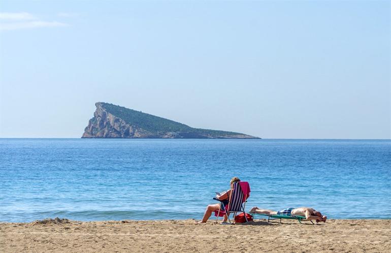 Uitzicht op Benidorm island vanaf het strand