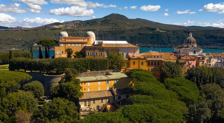 Uitzicht op Castel Gandolfo aan Lago di Albano