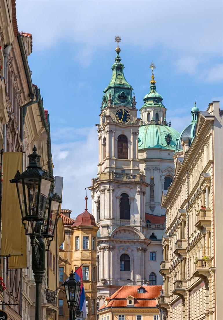 Uitzicht op de barokke Sint-Nicolaaskerk