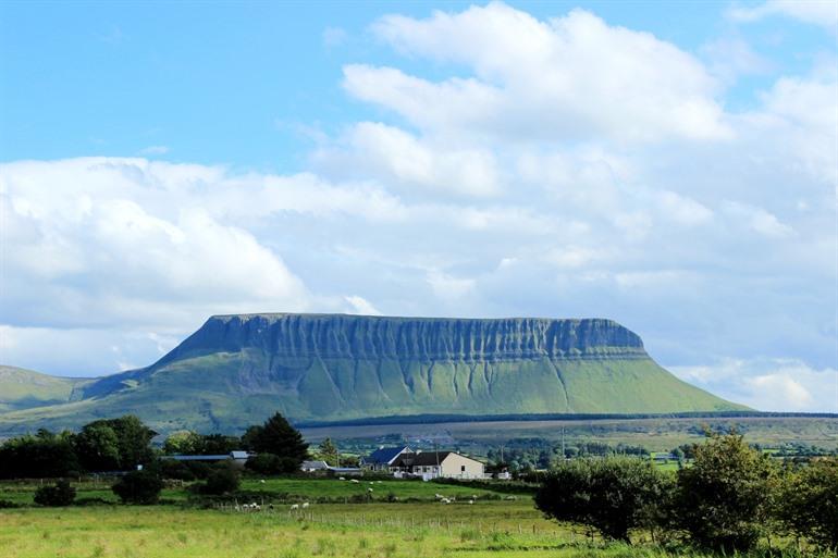 Uitzicht op de Benbulbin-berg, de tafelberg van Ierland