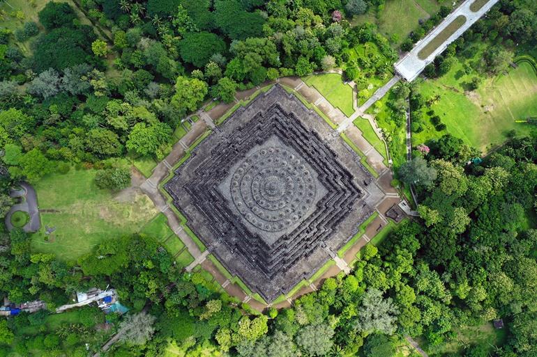 Uitzicht op de eeuwenoude tempel Borobudur