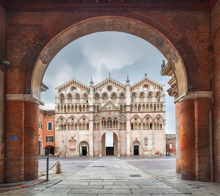 Uitzicht op de façade van Cattedrale di San Giorgio, Ferrara