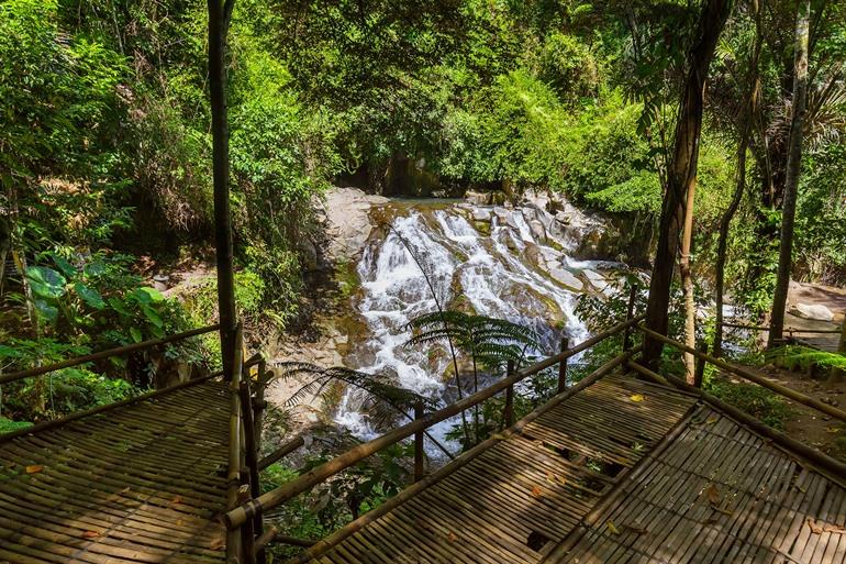 Uitzicht op de Goa Rang Reng-waterval