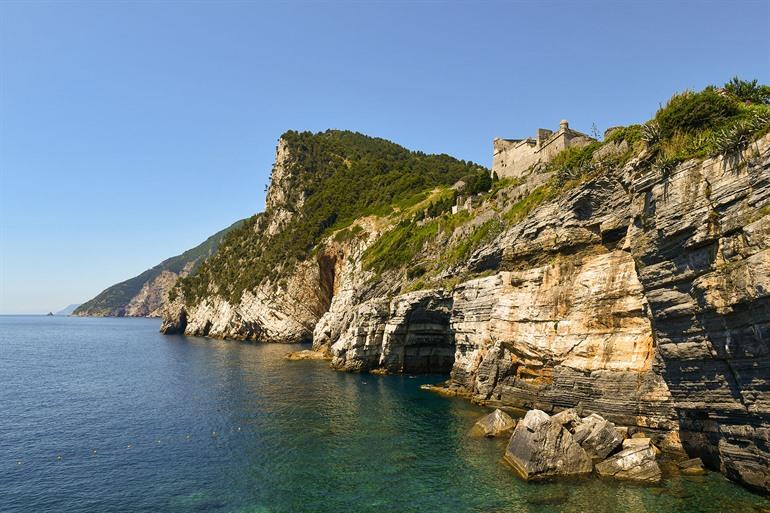 Uitzicht op de Grotta di Byron vanaf Chiesa di San Pietro, Portovenere
