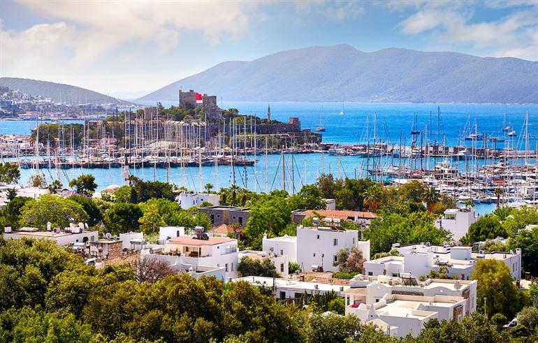 Uitzicht op de haven en het kasteel van Bodrum