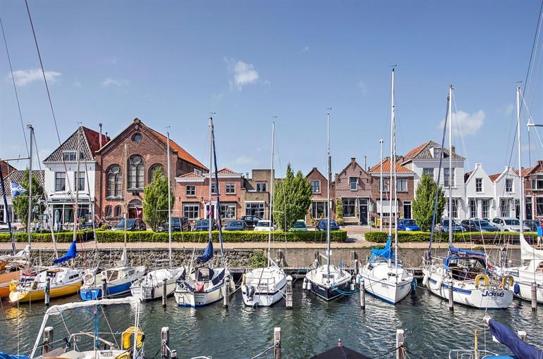 Uitzicht op de haven en historische huizen van Brouwershaven