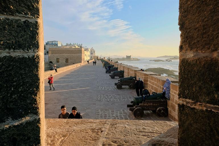 Uitzicht op de historische stadswallen met kanonnen van Marokko