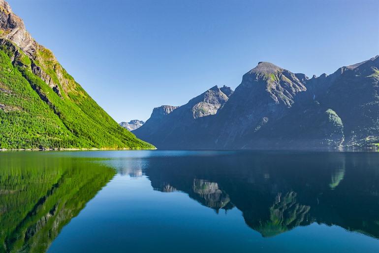 Uitzicht op de Hjørundfjord, Noorwegen