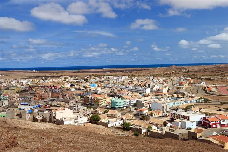 Uitzicht op de hoofdstad Espargos, eiland Sal
