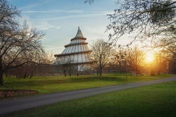 Uitzicht op de Jahrtausendturm (Millenniumtoren) in het Elbauenpark, Maagdenburg