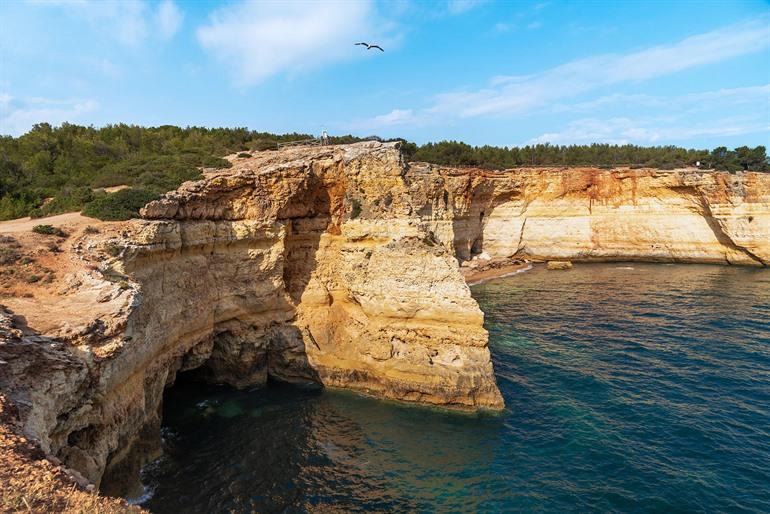 Uitzicht op de kliffen bij strand Corredoura in de Algarve