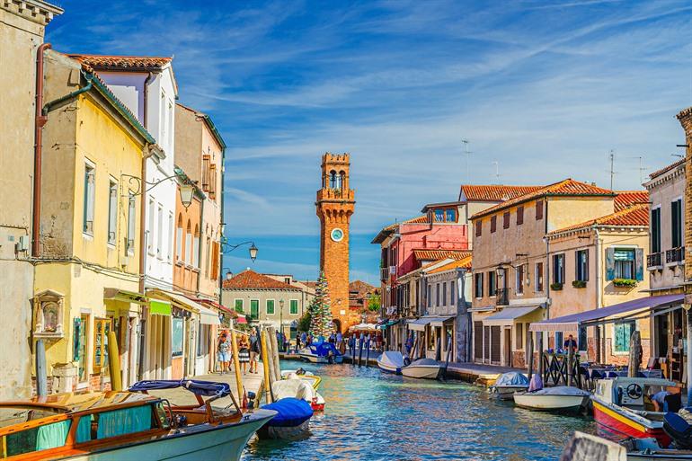 Uitzicht op de klokkentoren Torre dell'Orologio in Murano