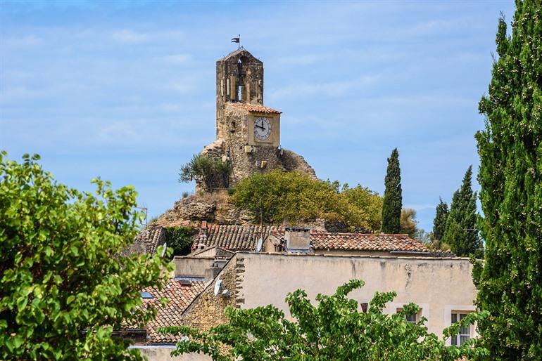Uitzicht op de klokkentoren van Lourmarin, Luberon