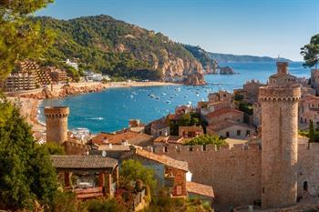 Uitzicht op de ommuurde vesting van Tossa de Mar