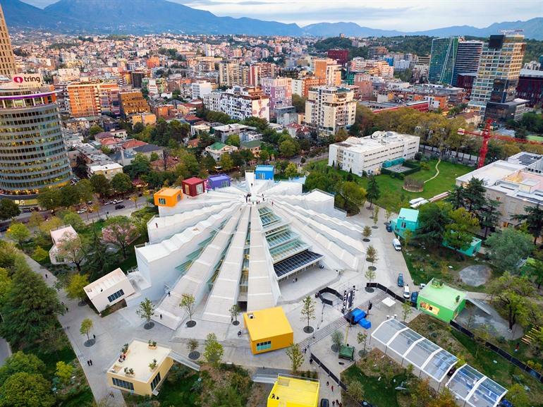Uitzicht op de Piramide van Tirana, Albanië