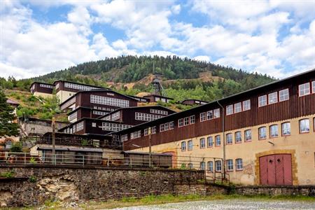 Uitzicht op de Rammelsberg met de mijnen op de voorgrond, Harz