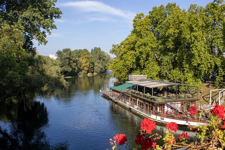 Uitzicht op de rivier de Vrbas, Bosnië en Herzegovina