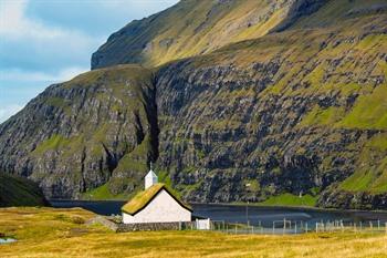 Uitzicht op de Saksun-kerk aan de lagune, eiland Streymoy