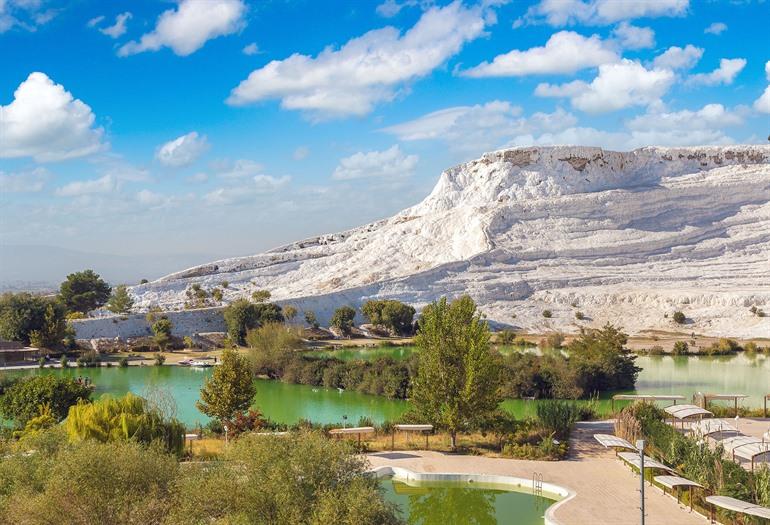 Uitzicht op de terrassen van Pamukkale, Turkije
