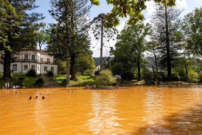 Uitzicht op de thermale baden van Terra Nostra Park, Furnas