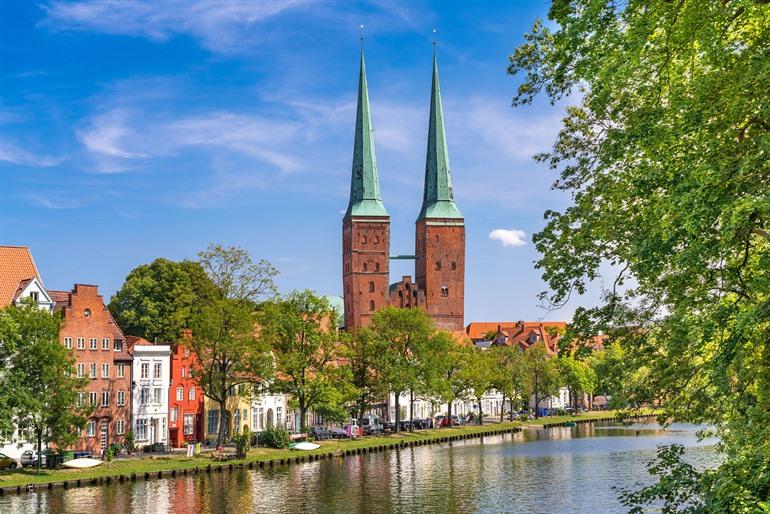 Uitzicht op de torenspitzen van de Lübecker Dom, Duitsland