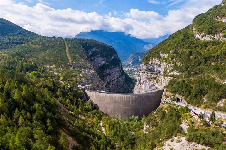 Uitzicht op de Vajontdam in de vallei van de Monte Toc