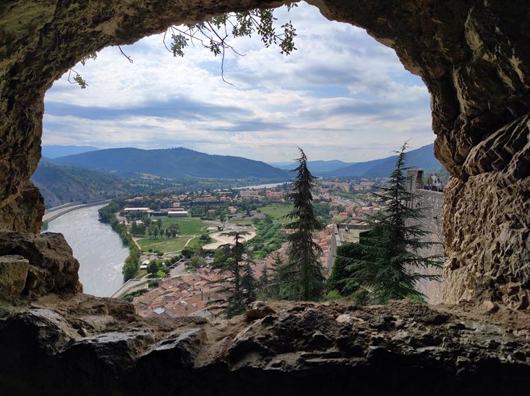 Uitzicht op de vallei en Sisteron vanaf de Citadel