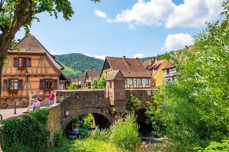 Uitzicht op de versterkte brug van Kaysersberg, Elzas