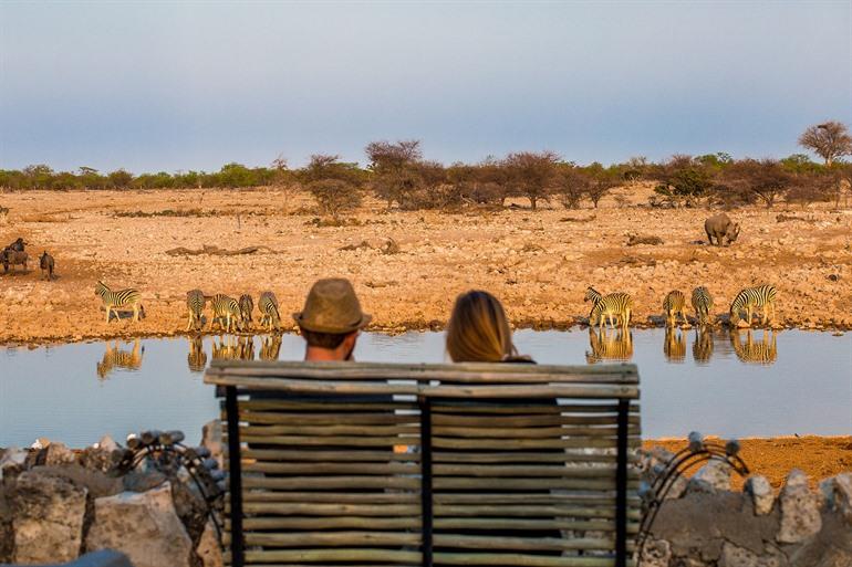 Uitzicht op de waterhole in Etosha vanaf het Okaukuejo Camp
