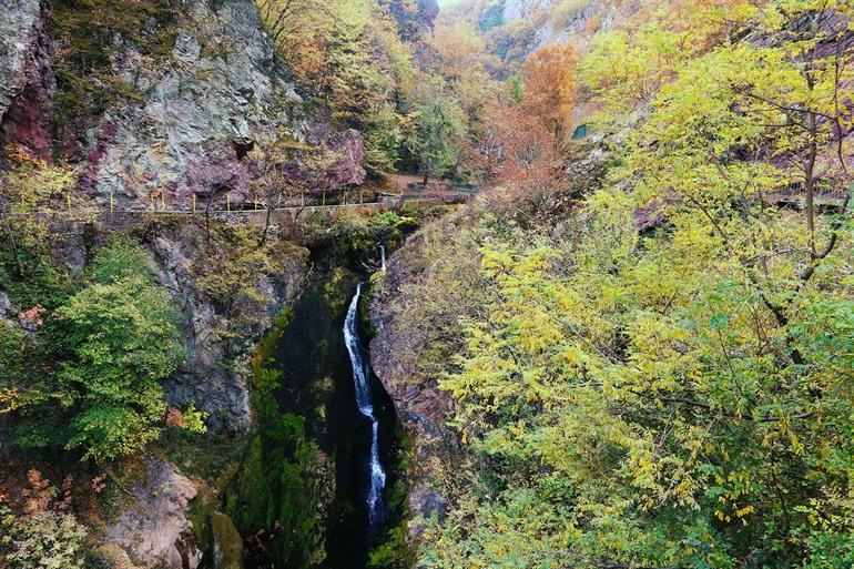 Uitzicht op de White Drin waterval (en de houten looppaden)