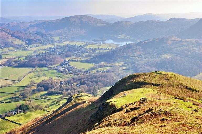 Uitzicht op Grasmere vanaf de top van Helm Crag, Lake District
