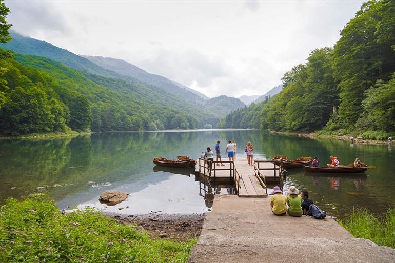 Uitzicht op het Biogradsko-meer in Montenegro
