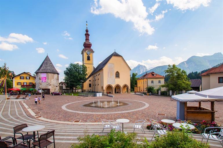 Uitzicht op het centrum van Tarvisio in Italië
