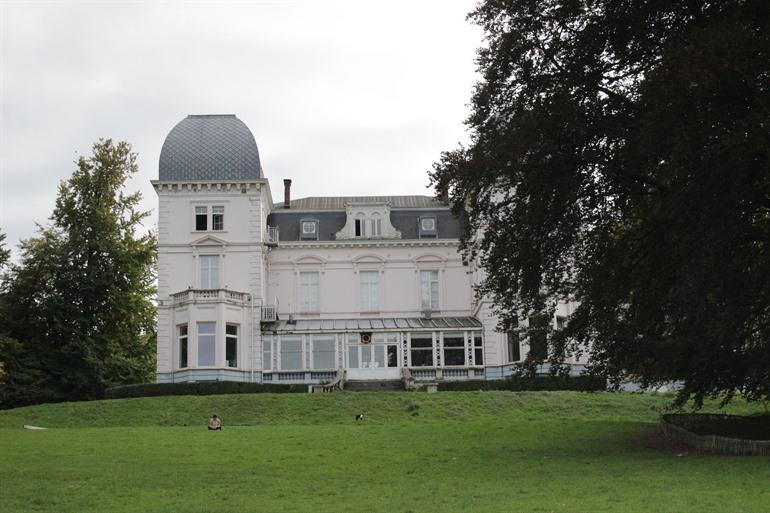 Uitzicht op het Dudenparkkasteel in het Dudenpark, Vorst