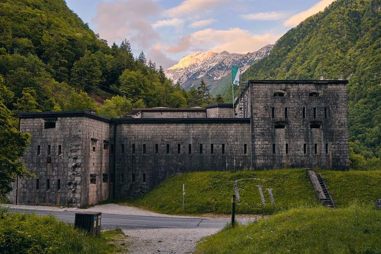 Uitzicht op het Fort Kluže en het Mangart gebergte op de achtergrond, Slovenië